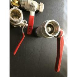 Afsluiters Kogelkranen 1 x 1 Inch en 2 x 1/2 Inch ongebruikt