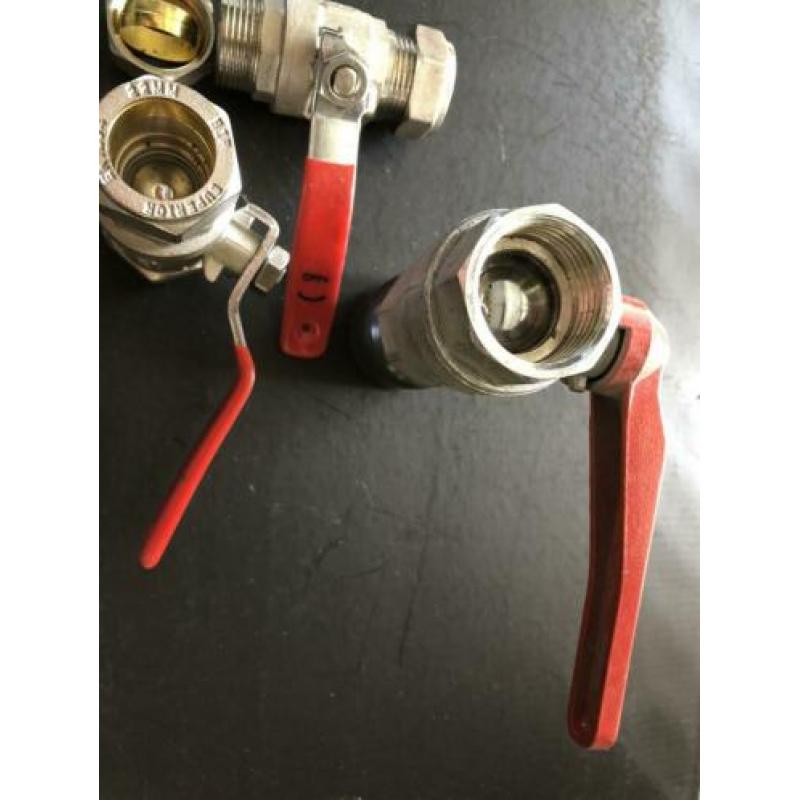 Afsluiters Kogelkranen 1 x 1 Inch en 2 x 1/2 Inch ongebruikt