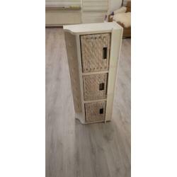 Witte kapstok met mandjes