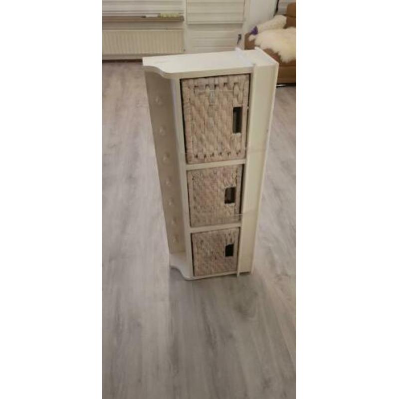 Witte kapstok met mandjes