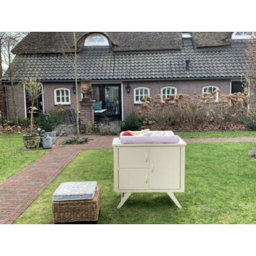 SUPERTRENDY RETRO COMMODE met schuine pootjes.