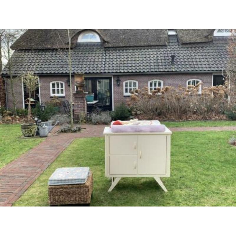 SUPERTRENDY RETRO COMMODE met schuine pootjes.