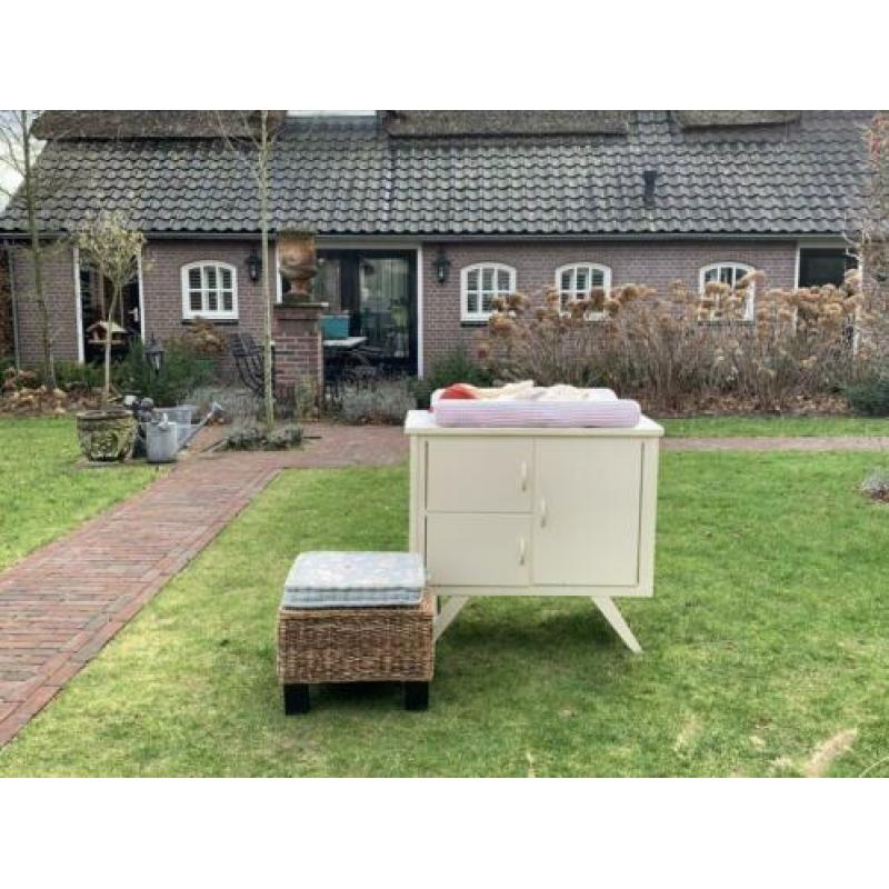 SUPERTRENDY RETRO COMMODE met schuine pootjes.
