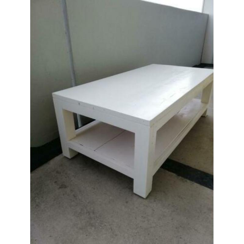 Mooie stevige salontafel, pas in de verf gezet.