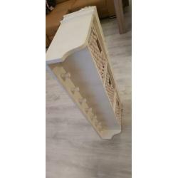 Witte kapstok met mandjes