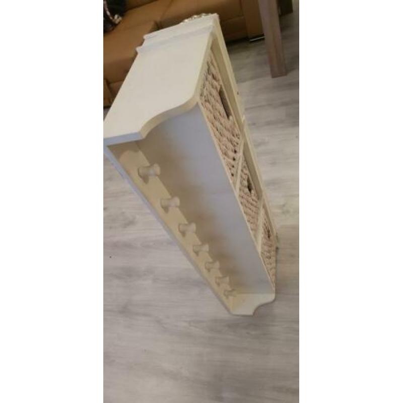 Witte kapstok met mandjes