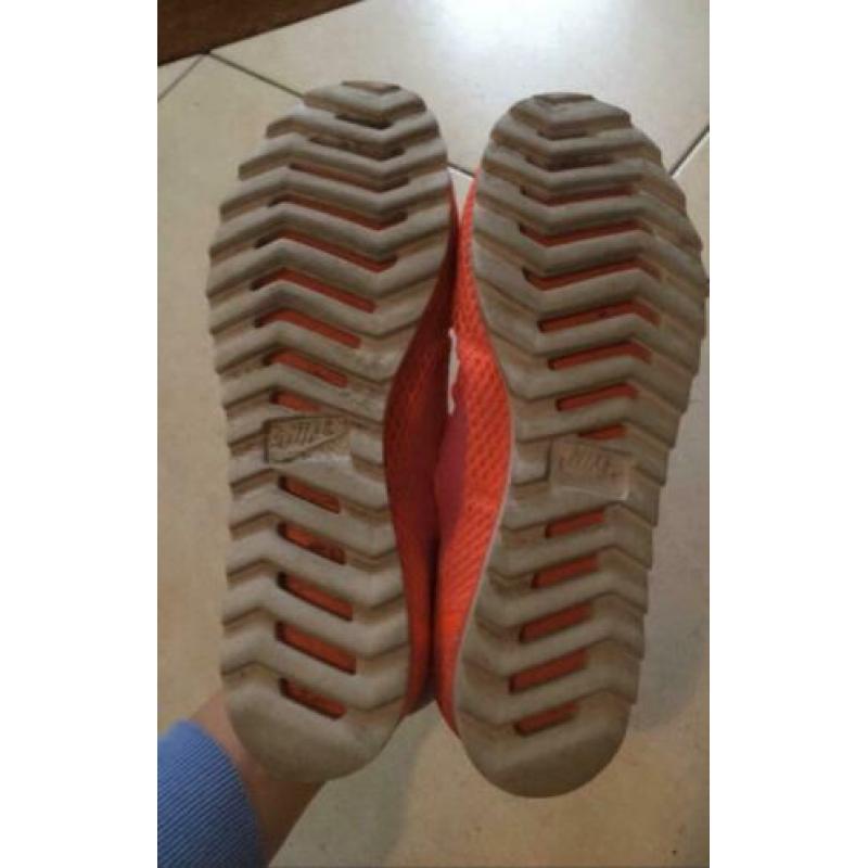 Nike schoenen oranje