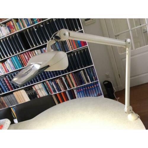 Luxo loeplamp Magnifique. Met tafelklem en rolstatief.