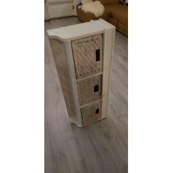 Witte kapstok met mandjes