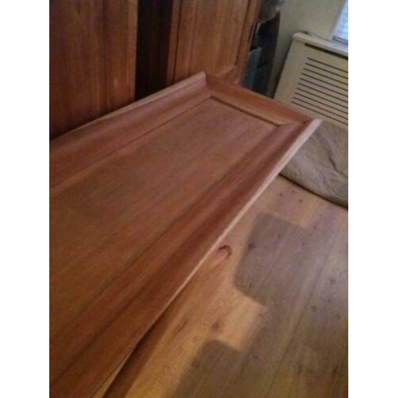 kruispoot sidetable 150 cm. lang
