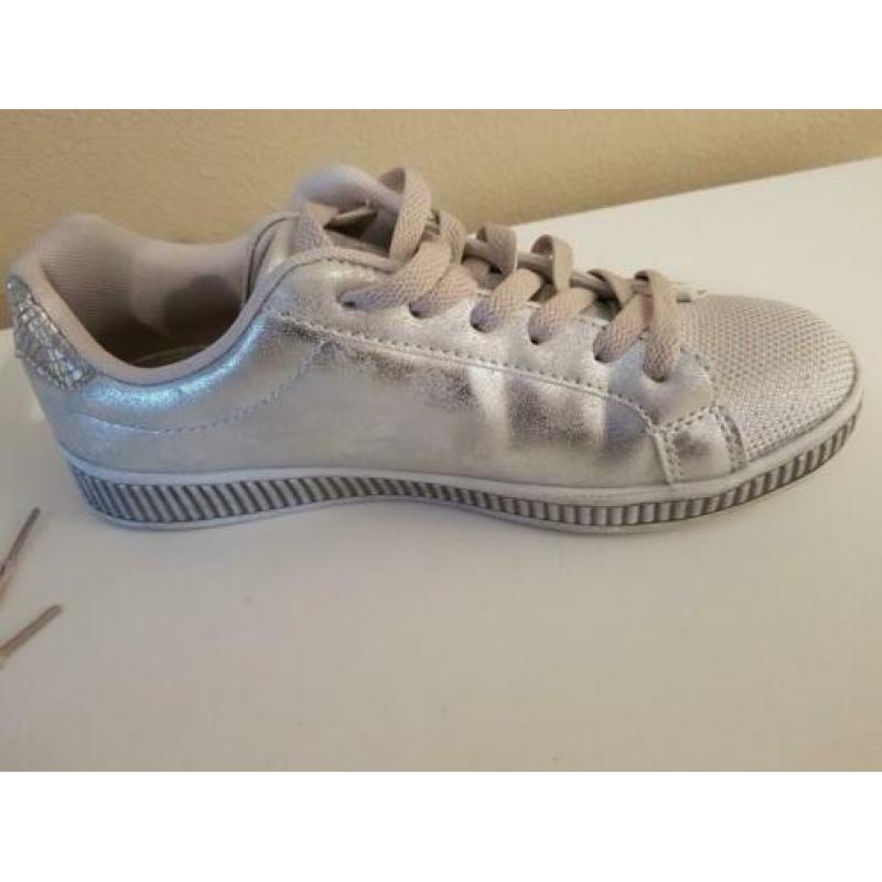 Zilveren sneakers mt 38