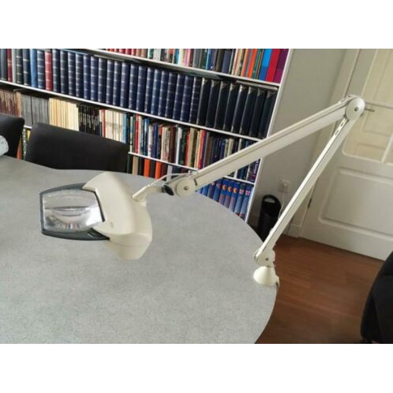 Luxo loeplamp Magnifique. Met tafelklem en rolstatief.