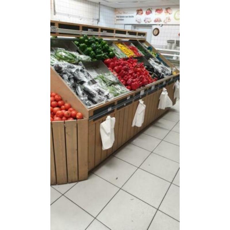 Gekoeld Groentestelling, Banket vitrine en noten tafel