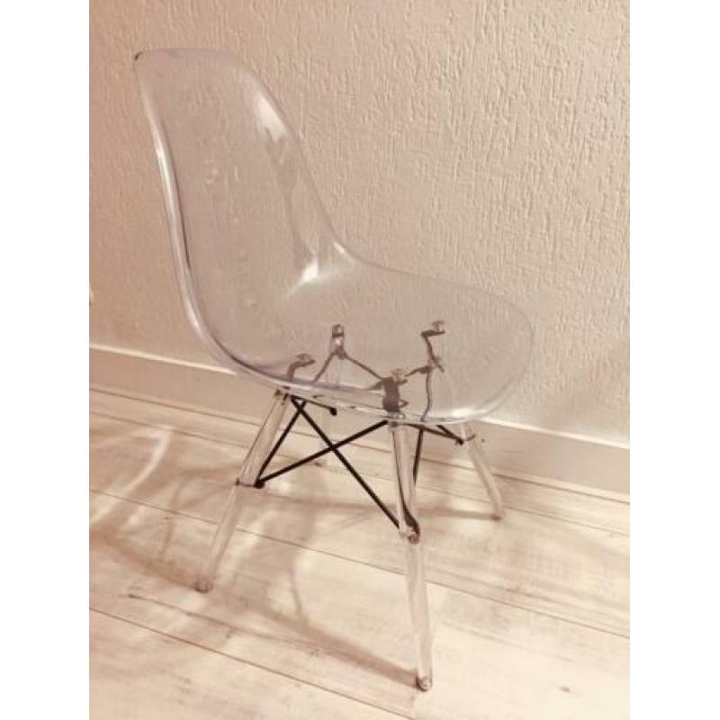 2 transparante eetkamerstoelen