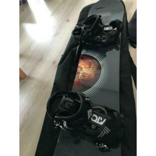 Burton Snowboard met Atomic bindingen, 155 camber