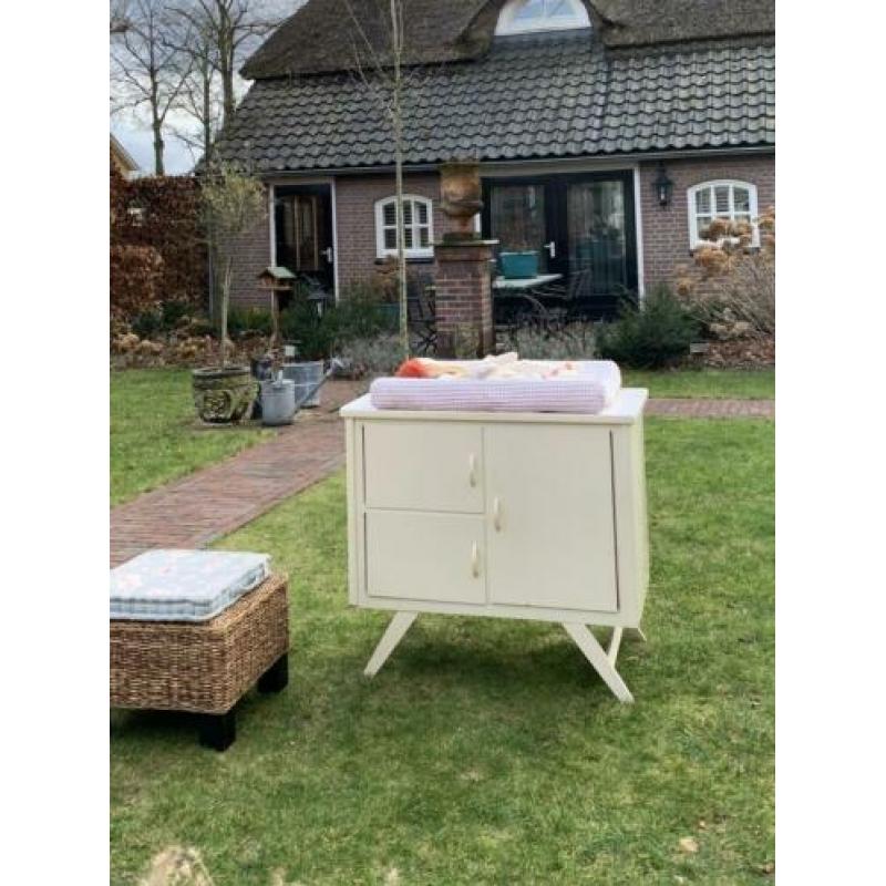 SUPERTRENDY RETRO COMMODE met schuine pootjes.