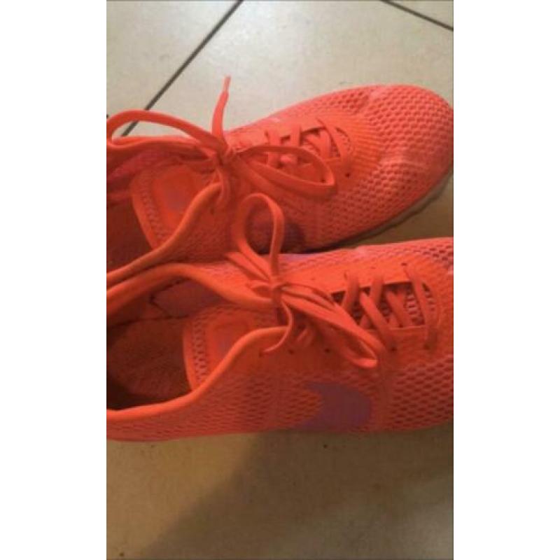 Nike schoenen oranje