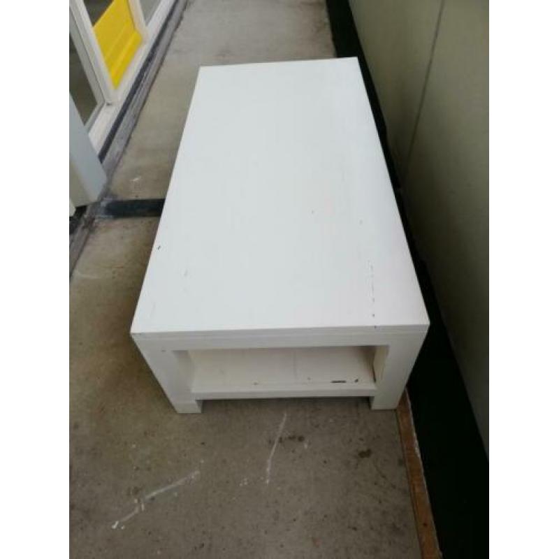 Mooie stevige salontafel, pas in de verf gezet.