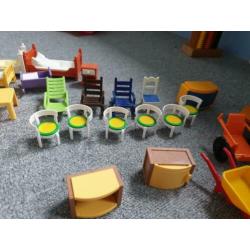 Veel playmobil spulletjes van bedjes, stoeltjes enz