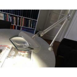 Luxo loeplamp Magnifique. Met tafelklem en rolstatief.