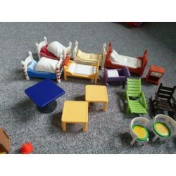 Veel playmobil spulletjes van bedjes, stoeltjes enz