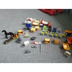 Veel playmobil spulletjes van bedjes, stoeltjes enz