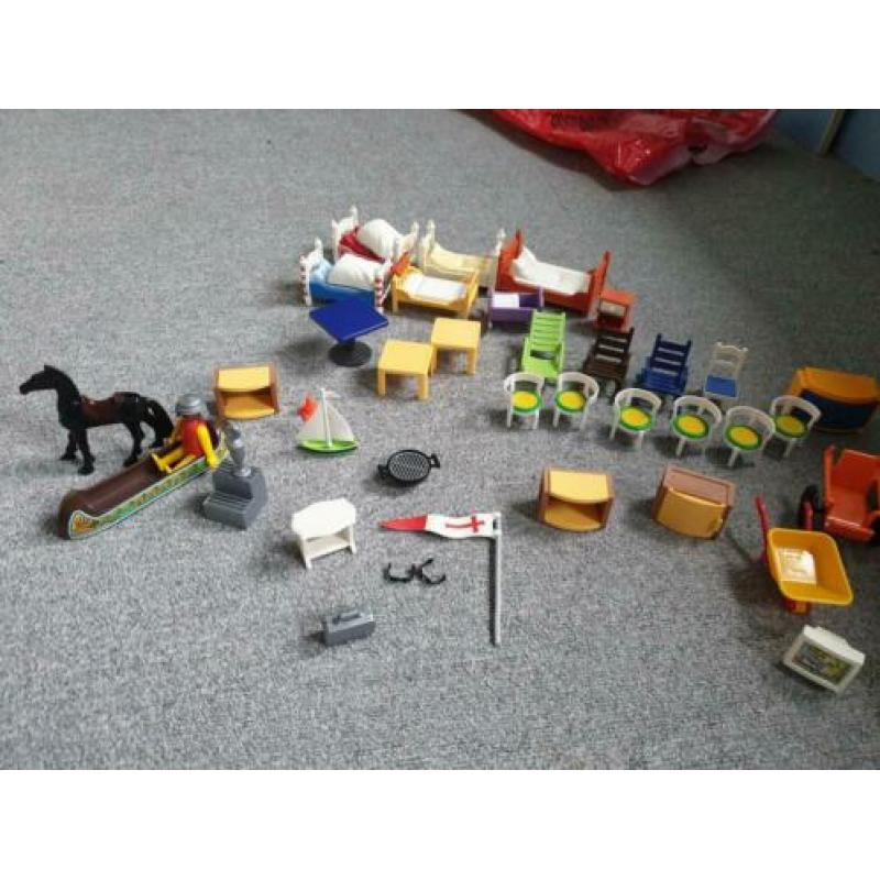 Veel playmobil spulletjes van bedjes, stoeltjes enz