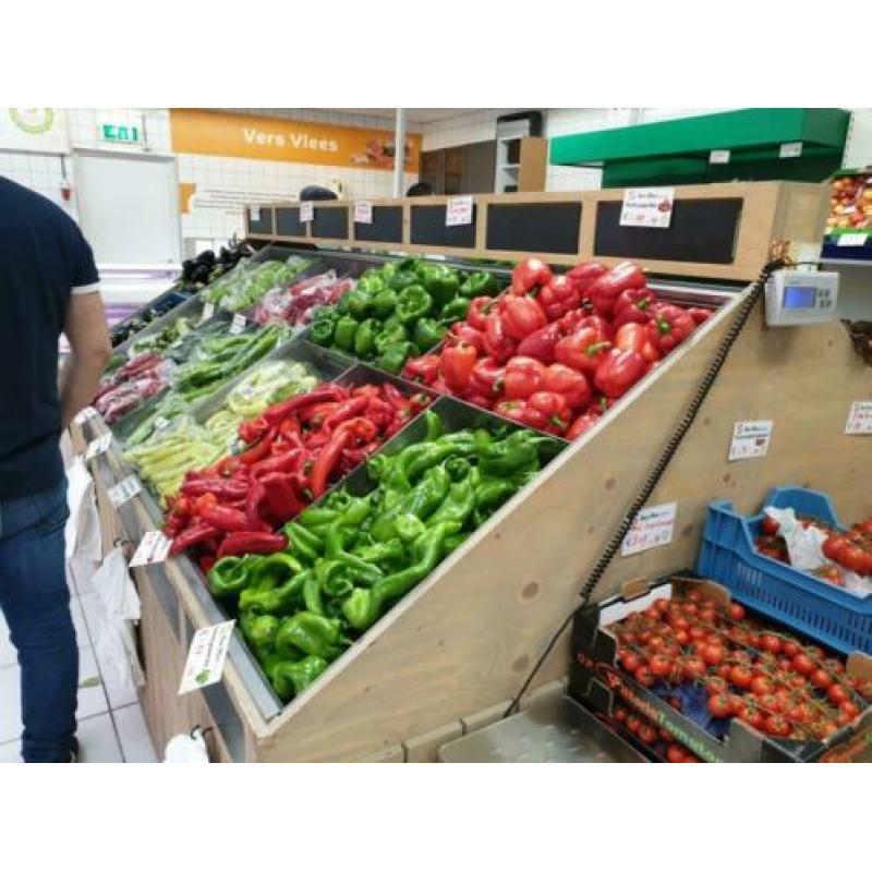 Gekoeld Groentestelling, Banket vitrine en noten tafel