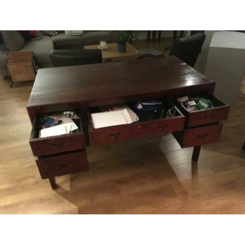 Bureau te koop tegen elk aannemelijk bod