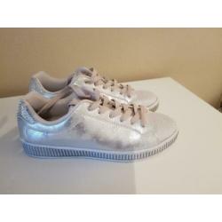 Zilveren sneakers mt 38