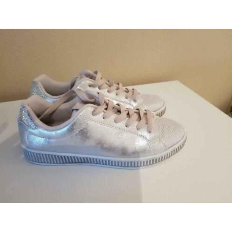 Zilveren sneakers mt 38