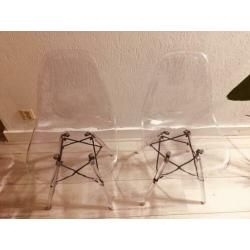 2 transparante eetkamerstoelen