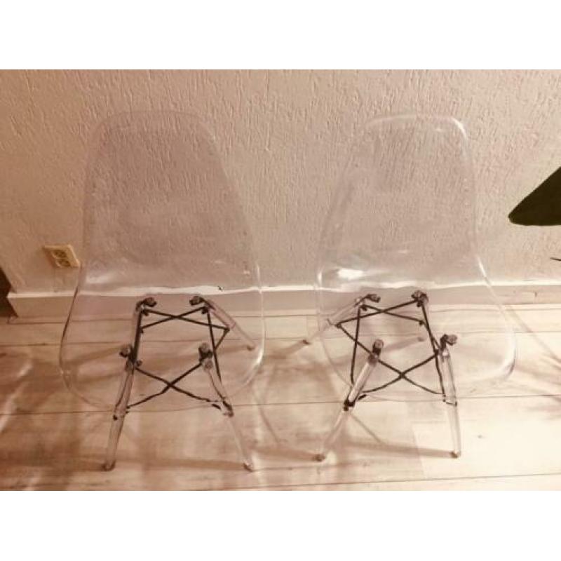 2 transparante eetkamerstoelen