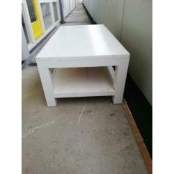 Mooie stevige salontafel, pas in de verf gezet.