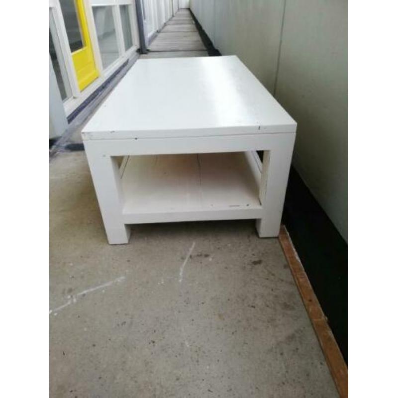 Mooie stevige salontafel, pas in de verf gezet.