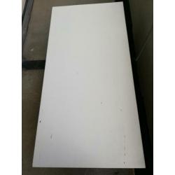 Mooie stevige salontafel, pas in de verf gezet.