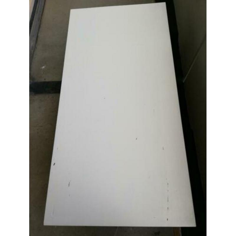 Mooie stevige salontafel, pas in de verf gezet.
