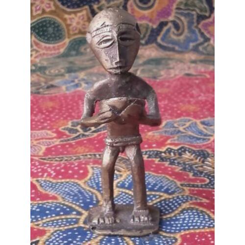 Antiek brons beeldje uit Afrika van man met kom 8,8 cm.