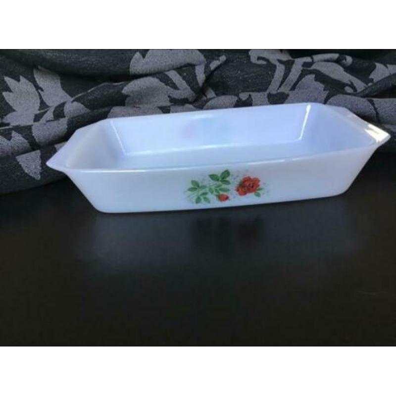 Ovenschaal melkglas wit rode roos