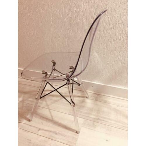 2 transparante eetkamerstoelen
