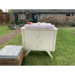 SUPERTRENDY RETRO COMMODE met schuine pootjes.