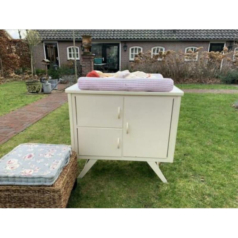 SUPERTRENDY RETRO COMMODE met schuine pootjes.