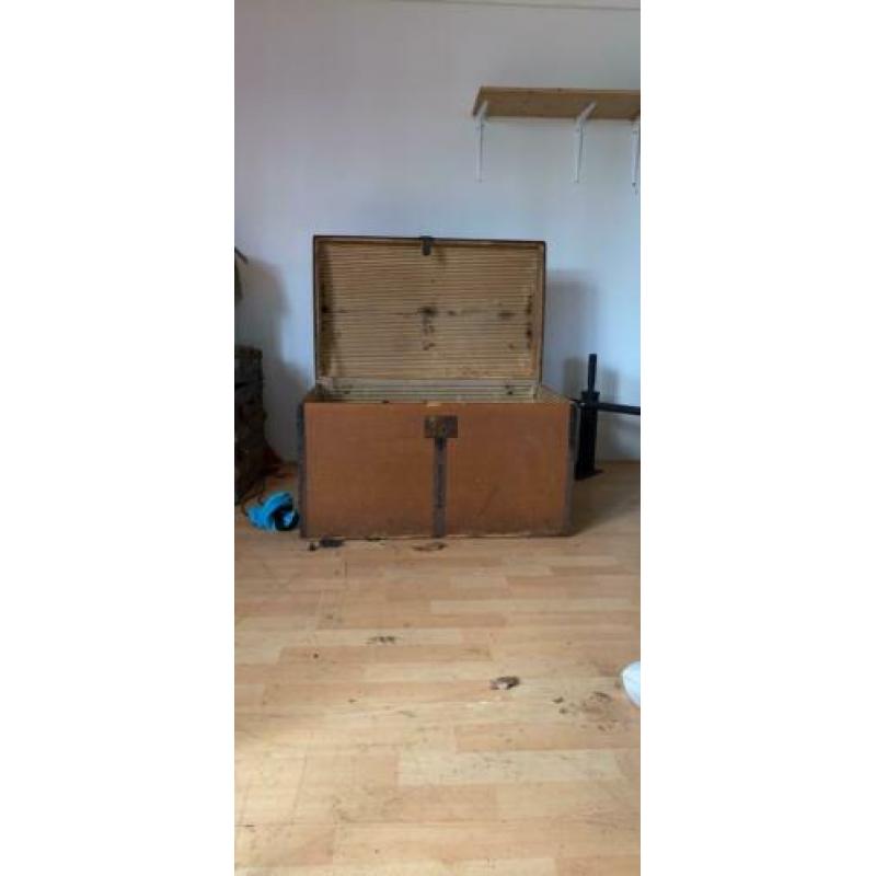Oude bruine hutkoffer koffer
