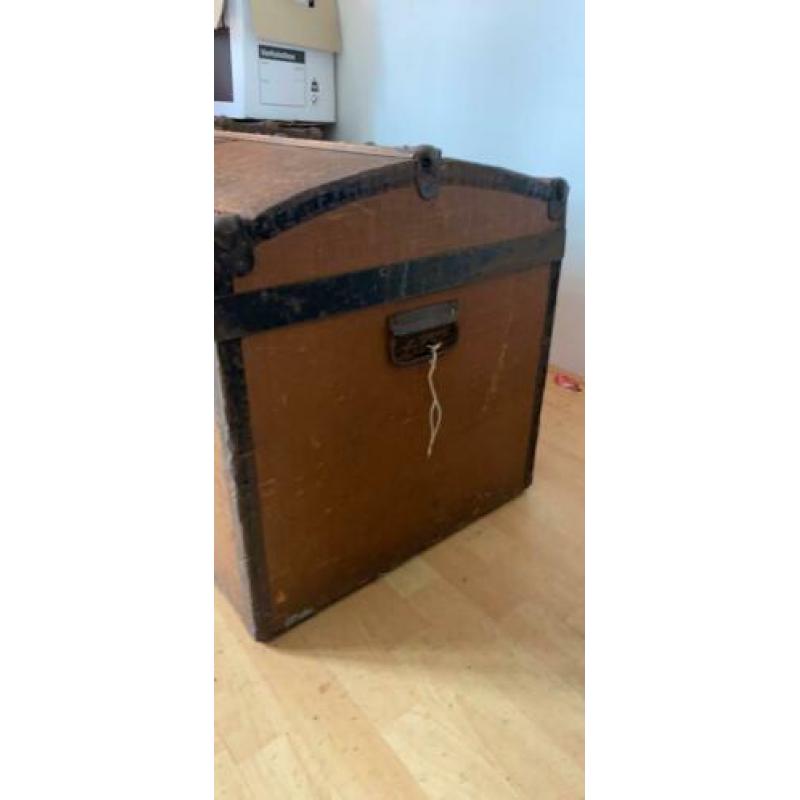 Oude bruine hutkoffer koffer