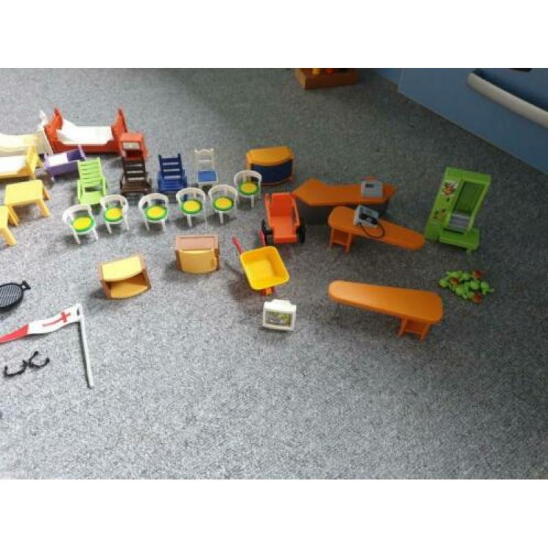 Veel playmobil spulletjes van bedjes, stoeltjes enz