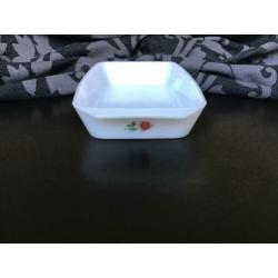 Ovenschaal melkglas wit rode roos