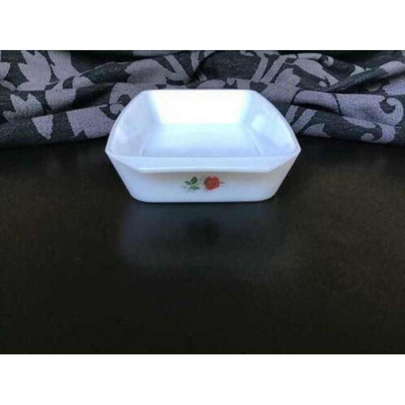Ovenschaal melkglas wit rode roos