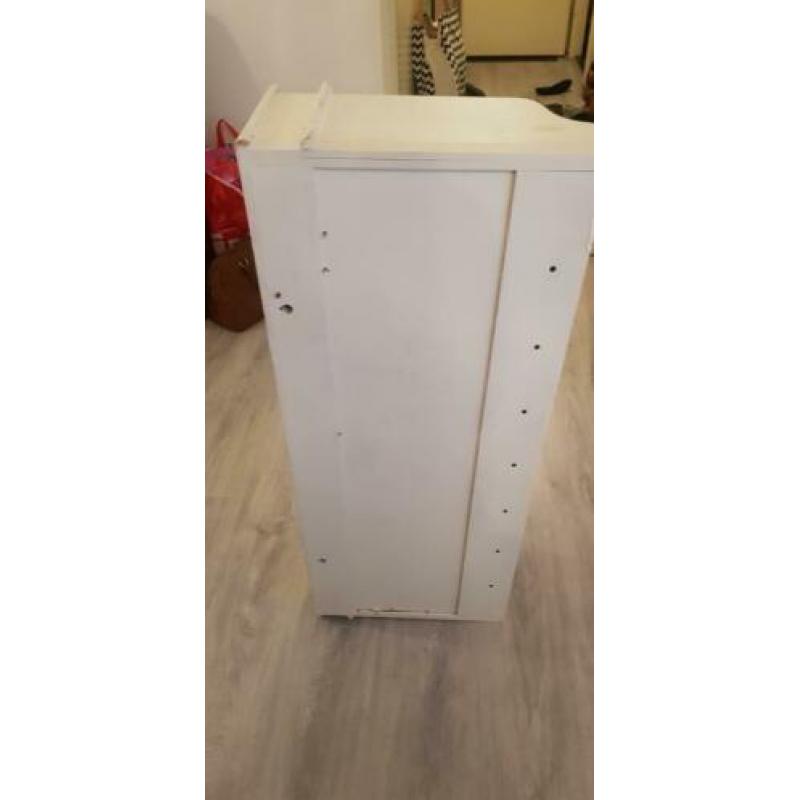 Witte kapstok met mandjes