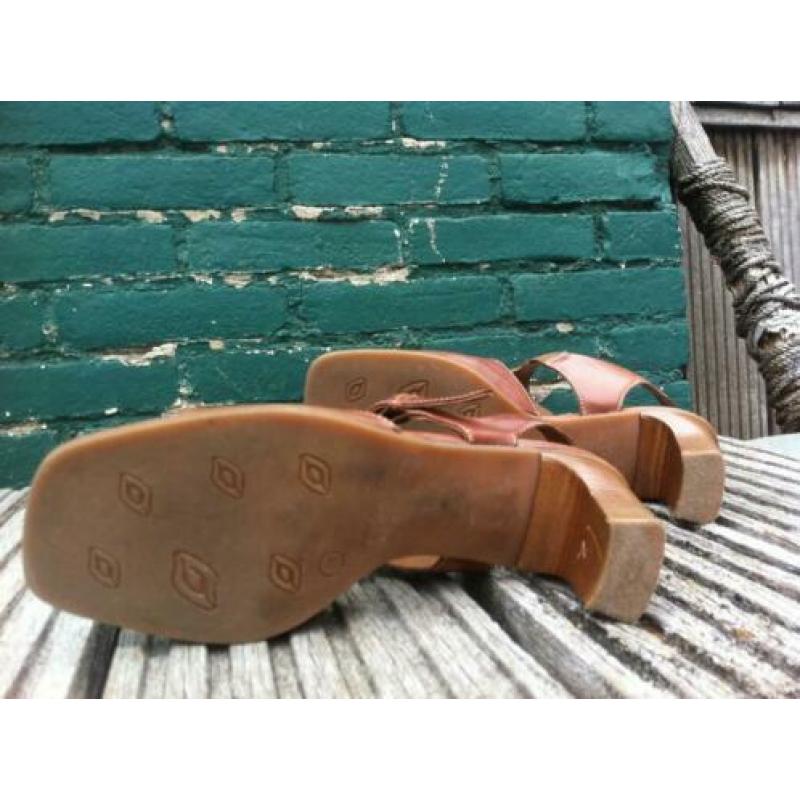 Bruine sandalen aangeboden in de maat 36