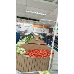 Gekoeld Groentestelling, Banket vitrine en noten tafel